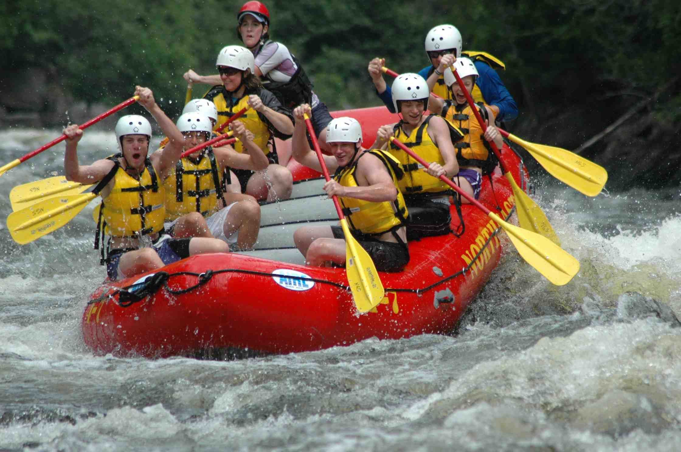 Секция туризм. White Water Rafting вид спорта. Рафтинг туризм. Водный поход. Сплав по бурной реке.