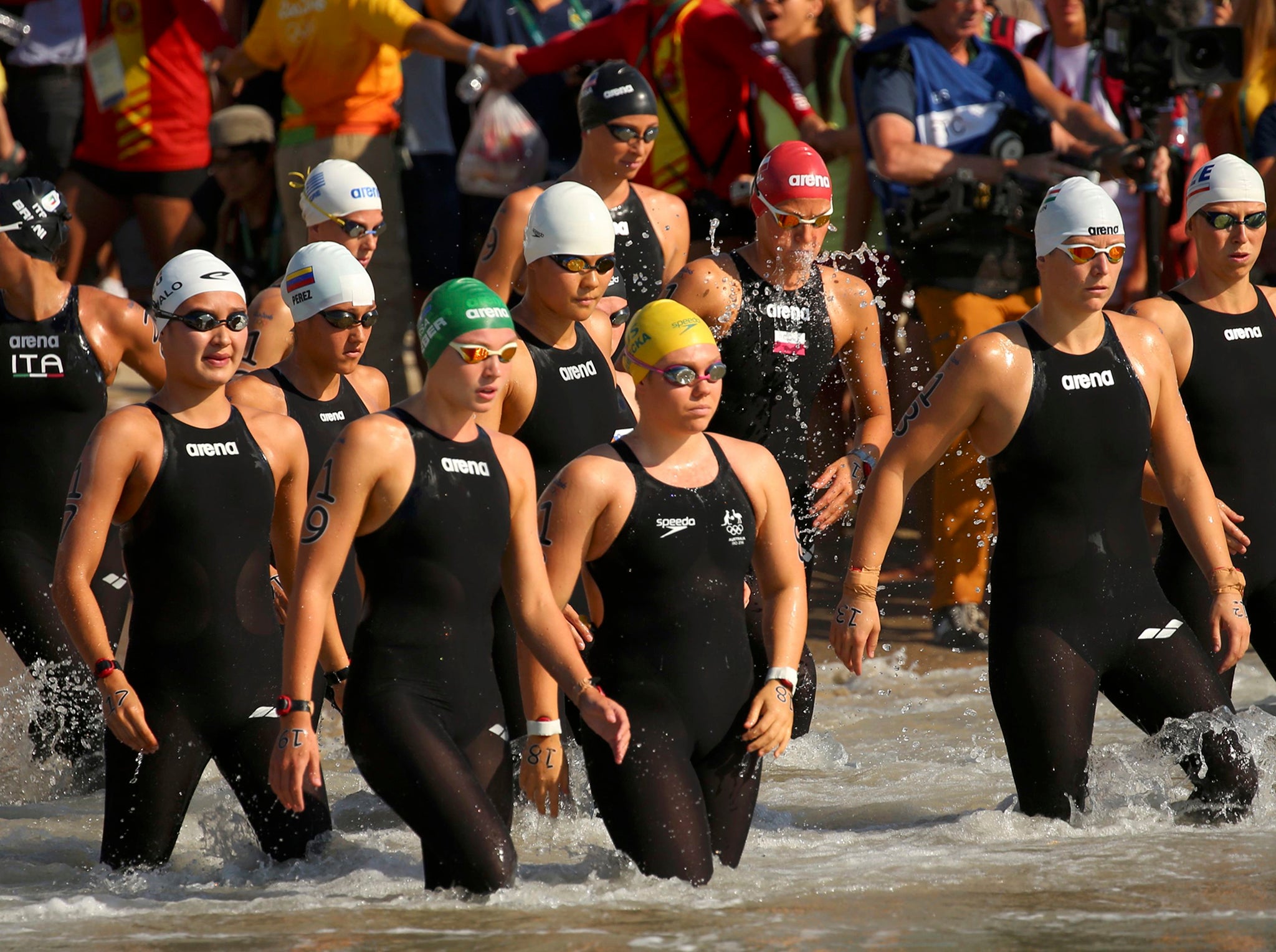 Water race. Пловец марафонец. Плавание марафон. Женский плавательный марафон. Женское плавание марафон.